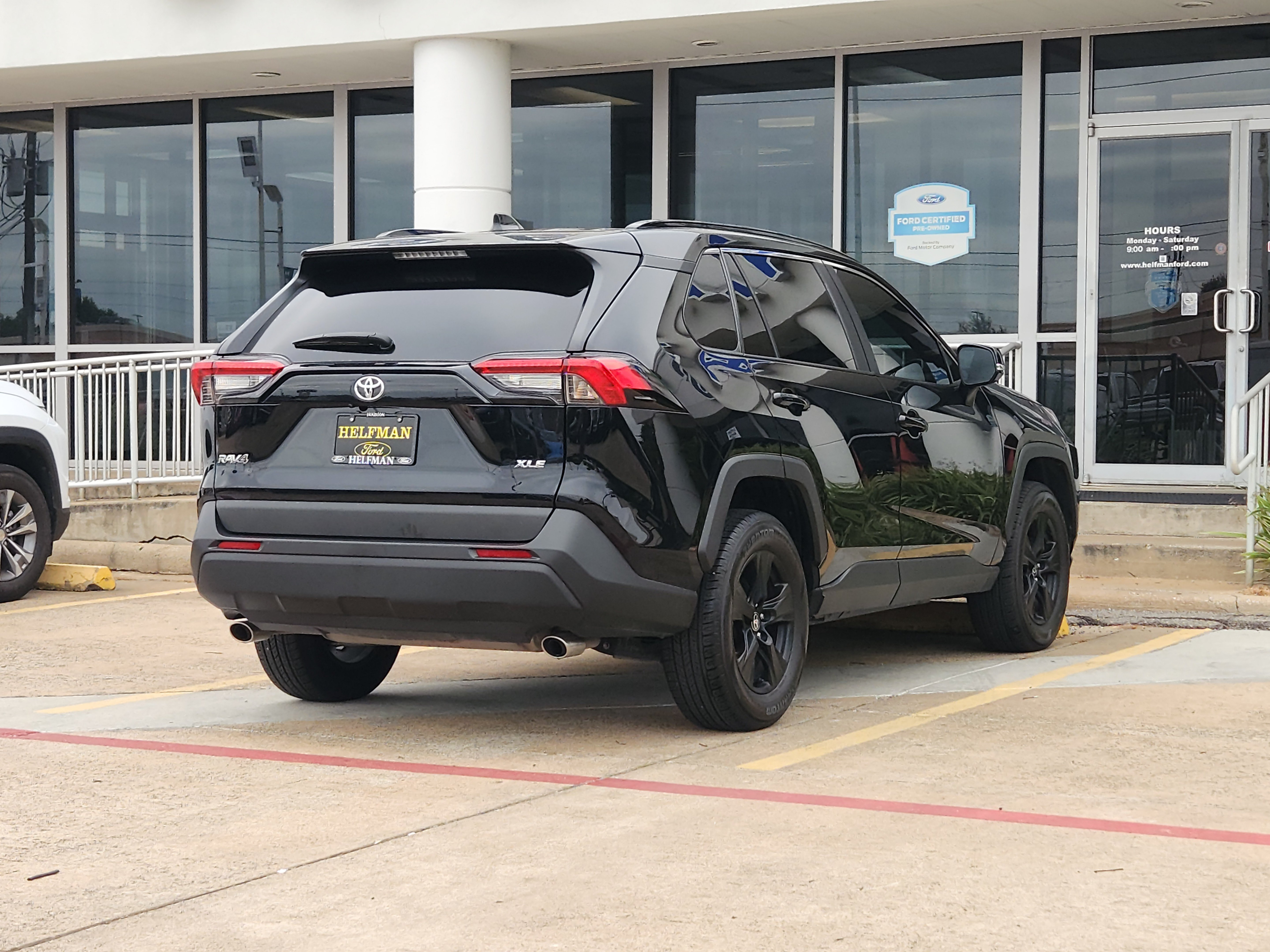 Used 2024 Toyota RAV4 XLE FWD image 4
