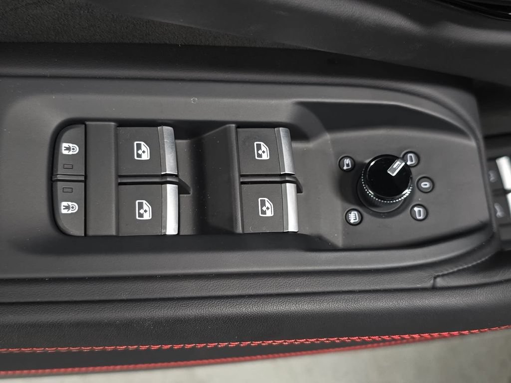 Used 2025 Lamborghini Urus SE AWD/4WD image 23