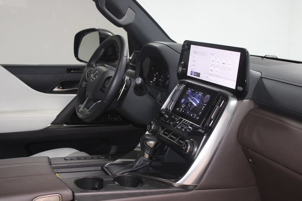 Used 2024 Lexus LX 600 4WD w/ Luxury Package image 32