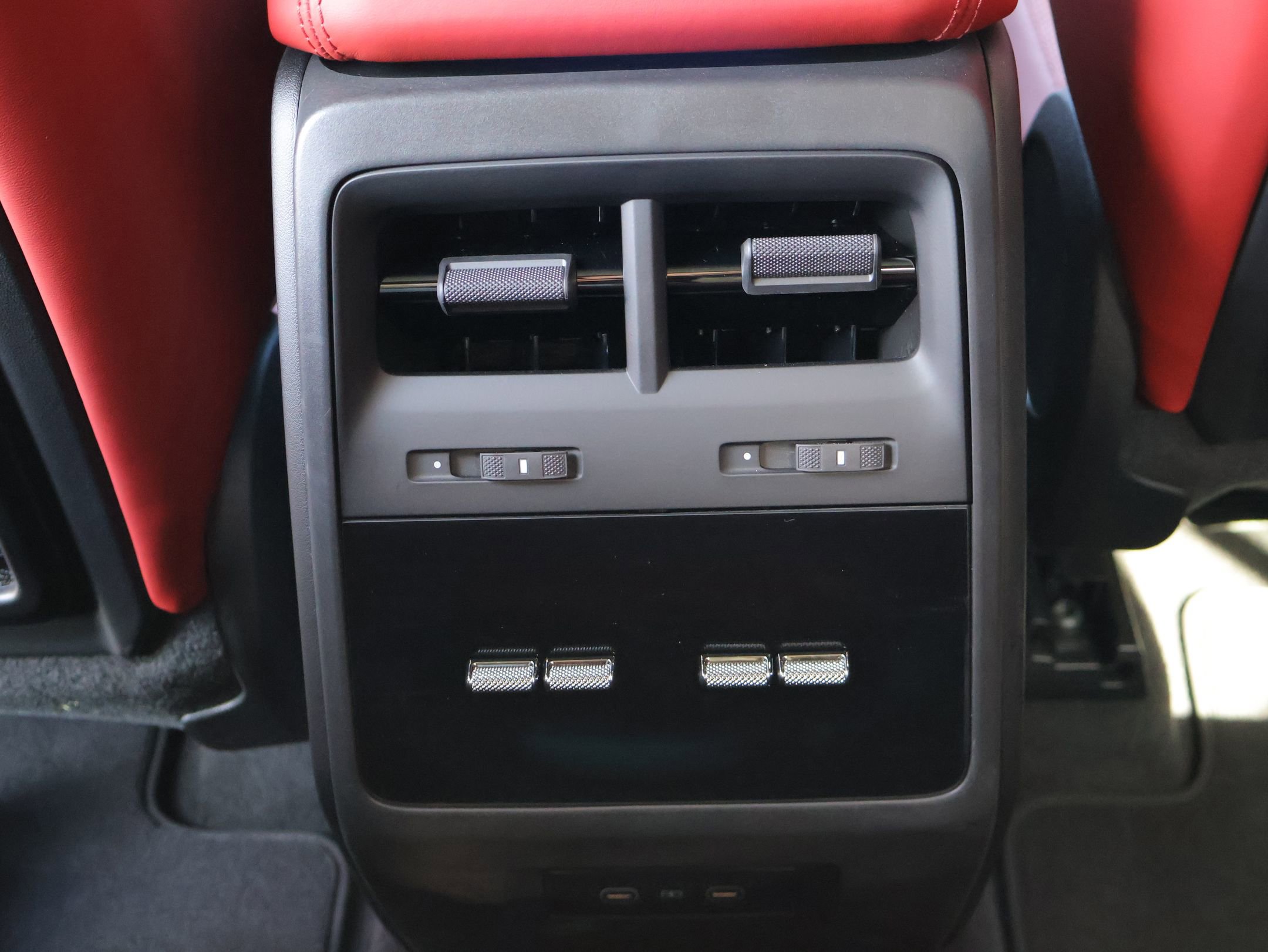Certified 2025 Porsche Macan 4 Electric AWD/4WD image 24