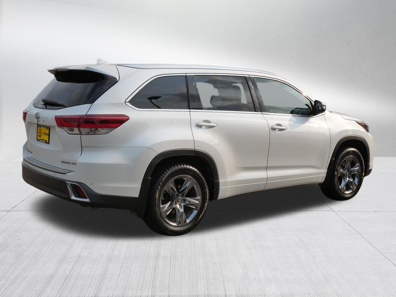 Certified 2017 Toyota Highlander Limited Platinum w/ Carpet Mat Package AWD/4WD image 7