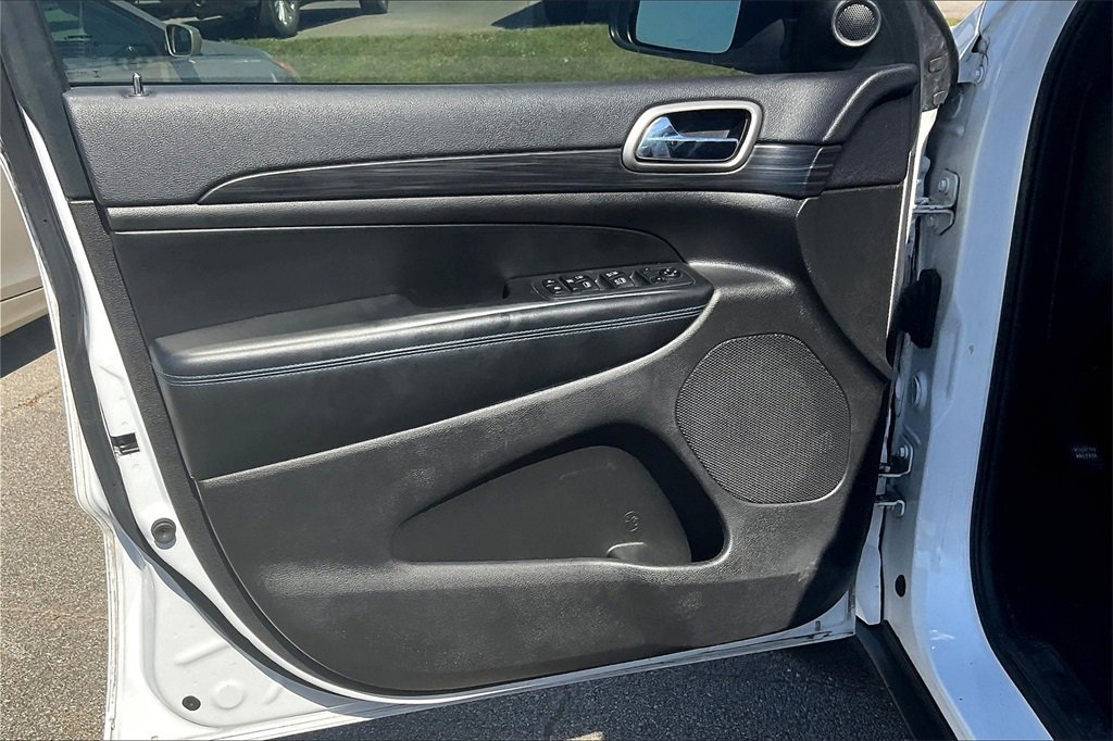 Used 2019 Jeep Grand Cherokee Laredo image 22