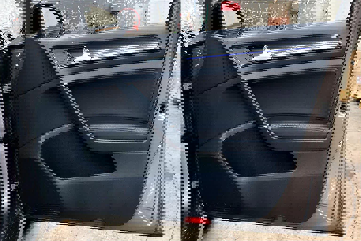 Used 2017 Volkswagen Golf R 4-Door image 26