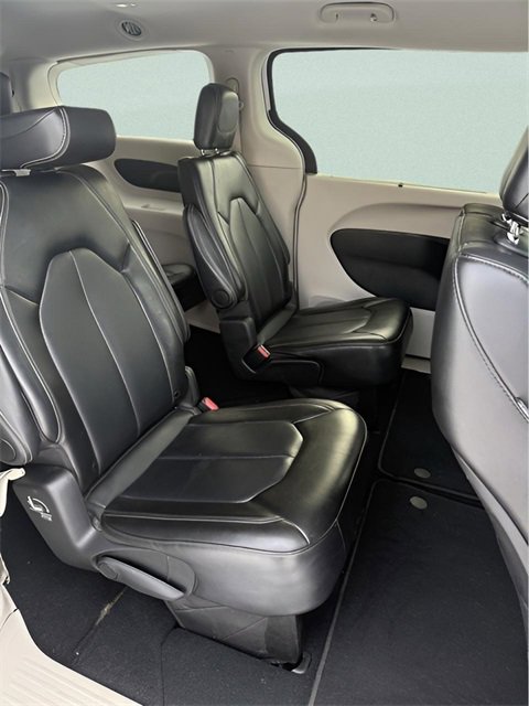 Used 2024 Chrysler Pacifica Touring-L image 25