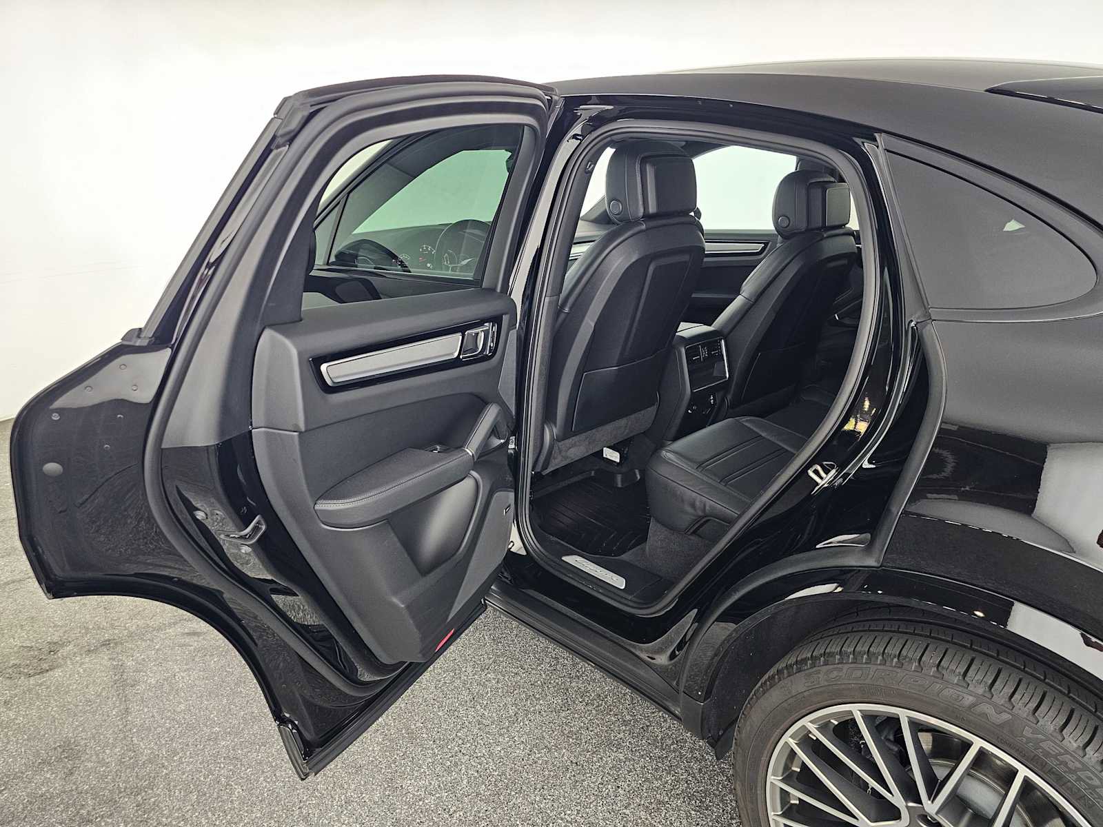 Used 2023 Porsche Cayenne Platinum Edition image 15