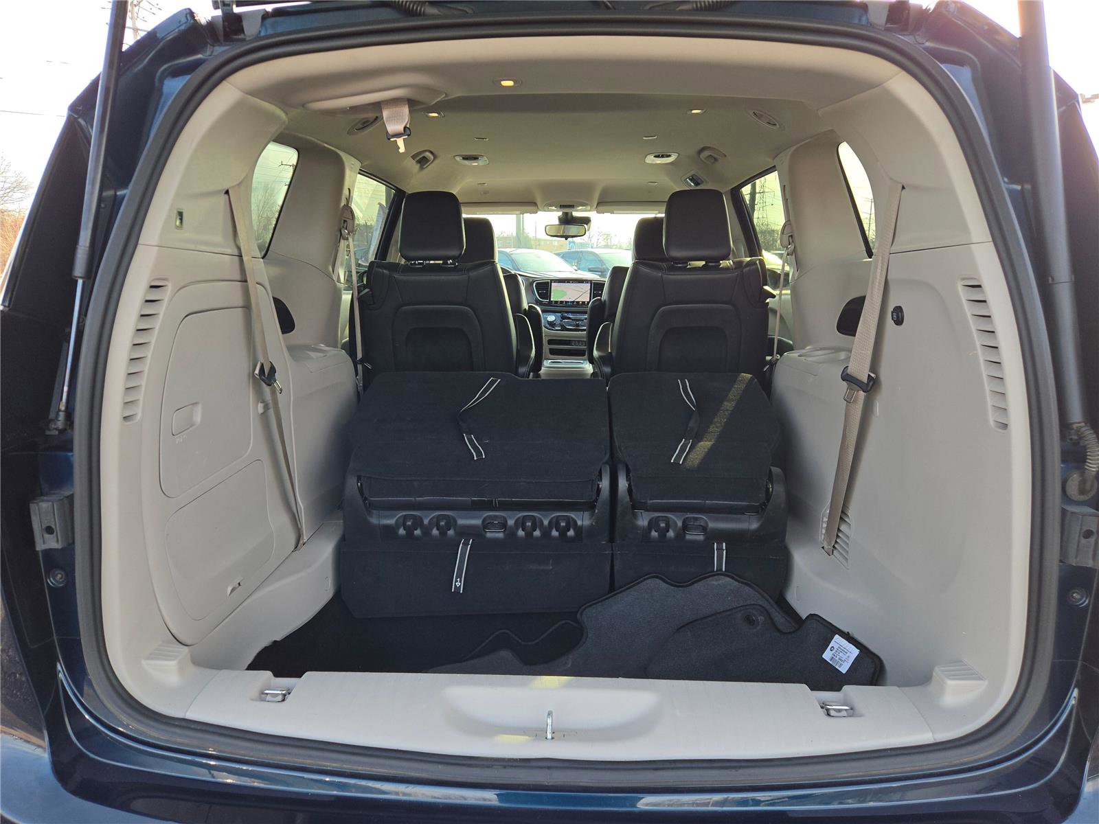 Certified 2024 Chrysler Pacifica Select image 19