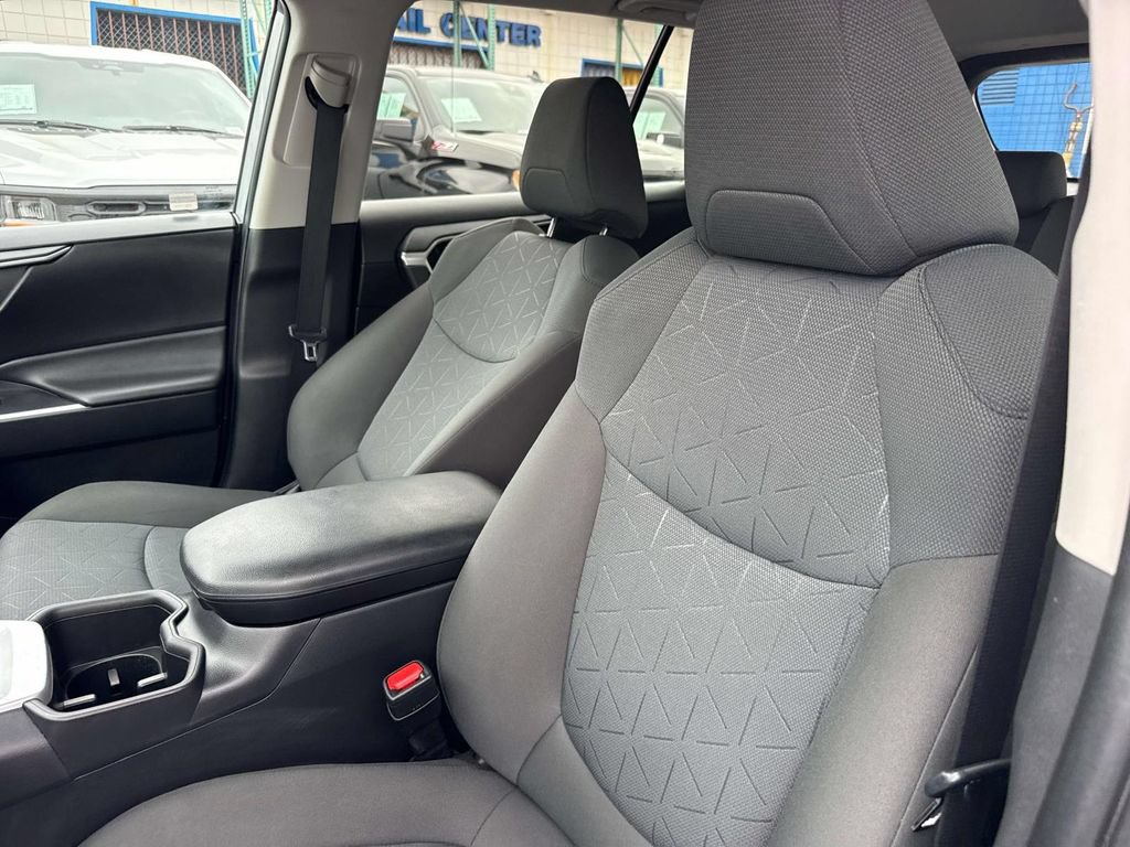 Used 2023 Toyota RAV4 XLE AWD/4WD image 28