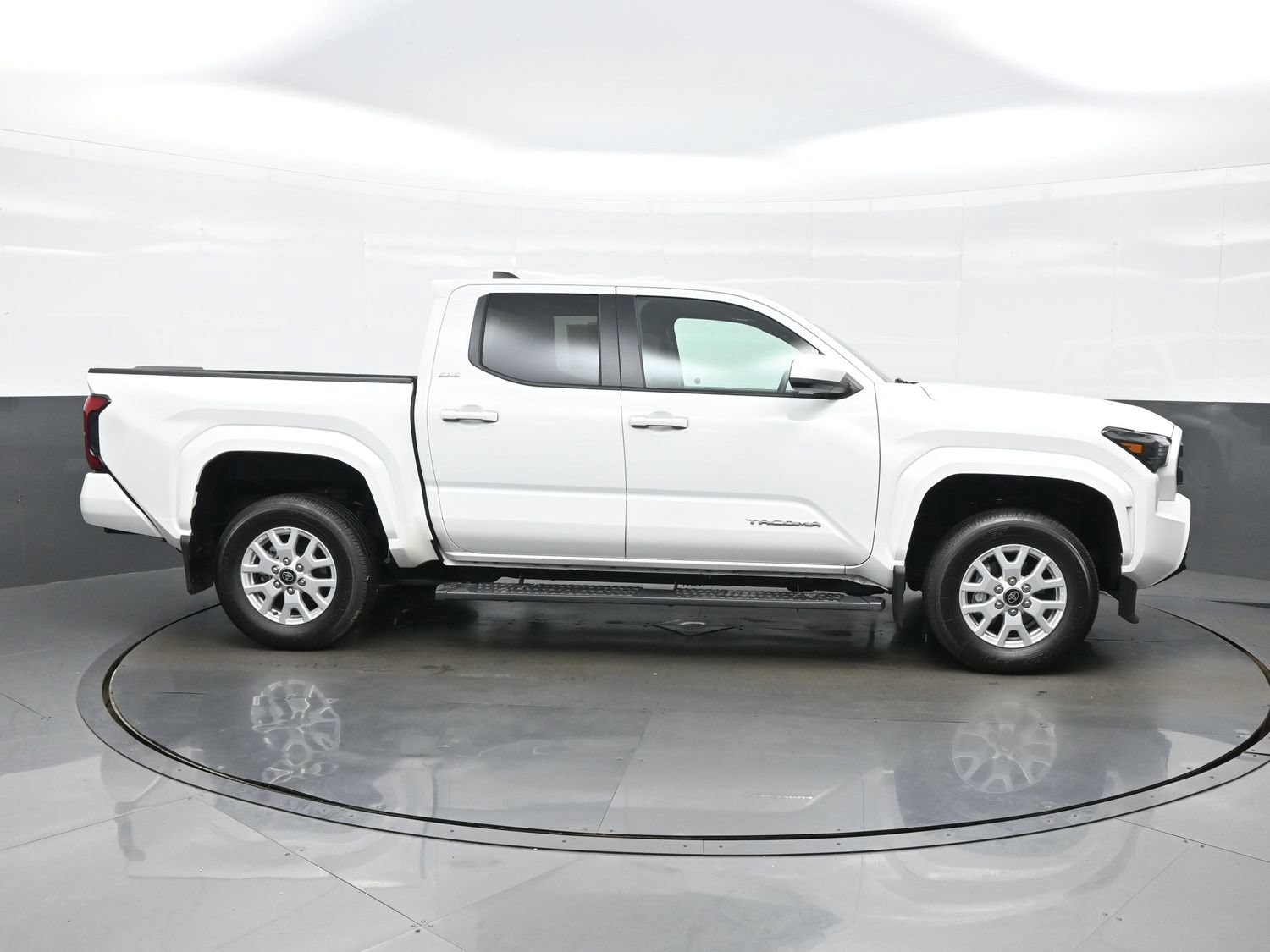 Used 2025 Toyota Tacoma SR5 AWD/4WD image 7