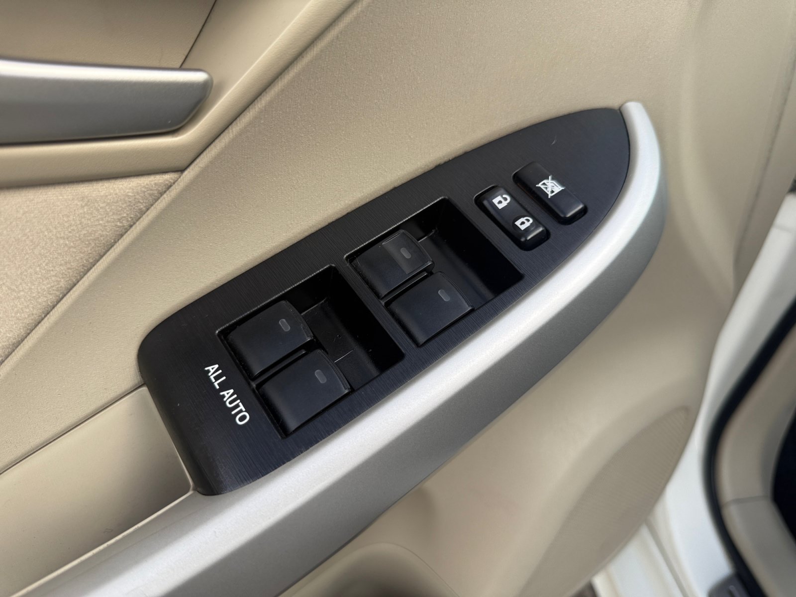 Used 2012 Toyota Prius Three w/ Solar Roof Pkg FWD image 14
