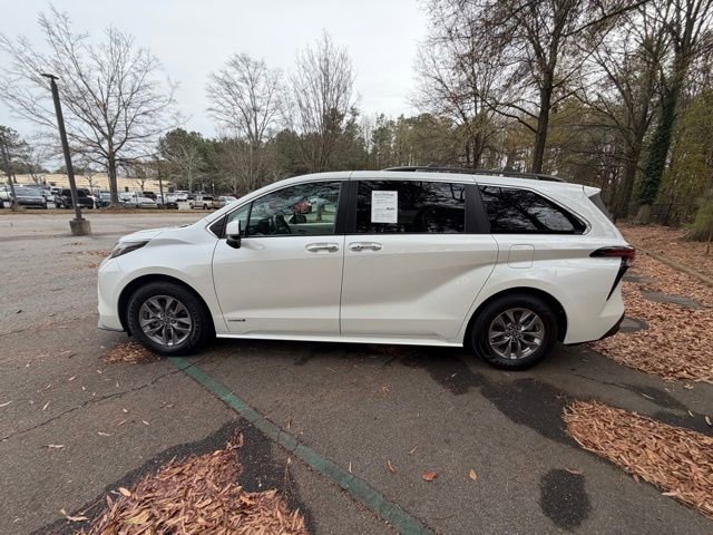 Used 2021 Toyota Sienna XLE image 3