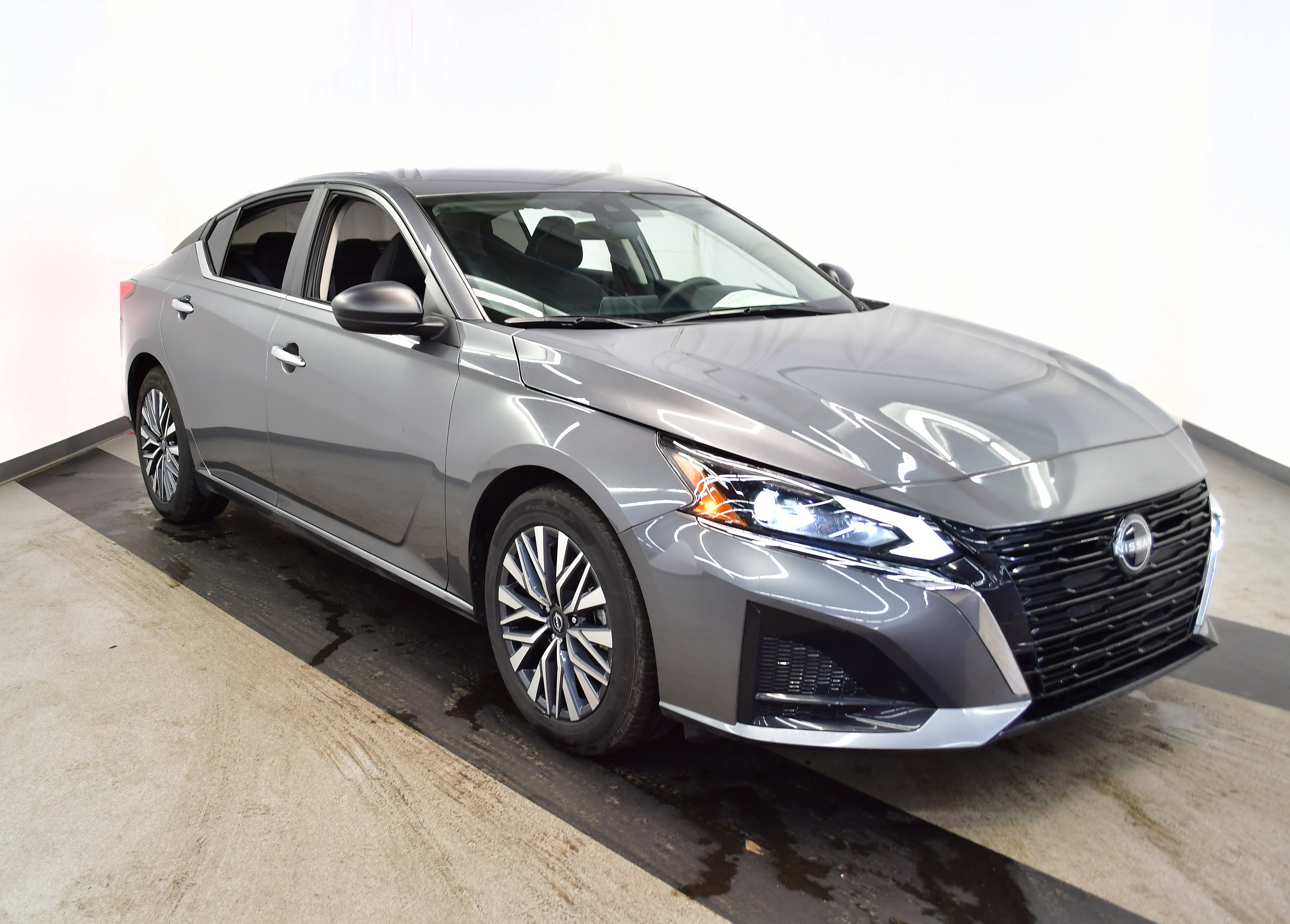 Used 2025 Nissan Altima 2.5 SV image 2