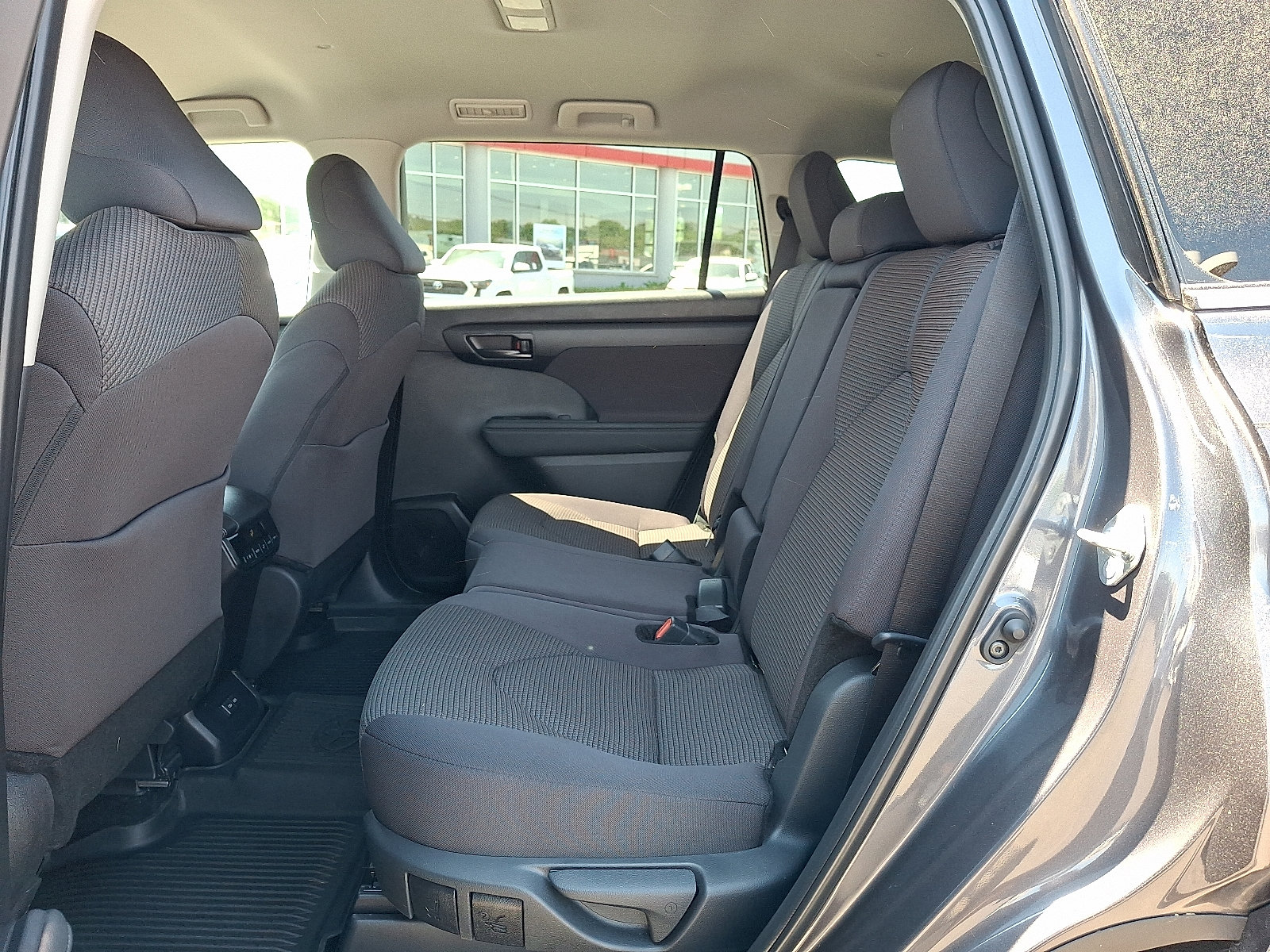 Used 2025 Toyota Highlander LE AWD/4WD image 11