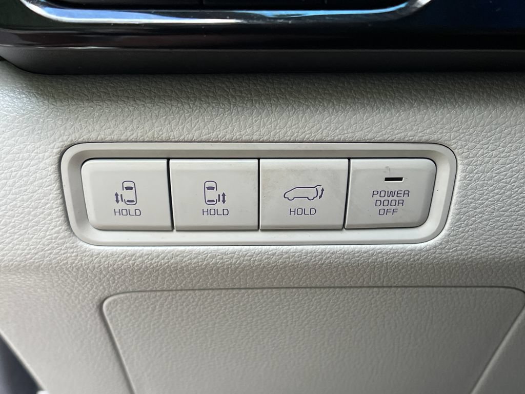 Used 2024 Kia Carnival EX FWD image 28