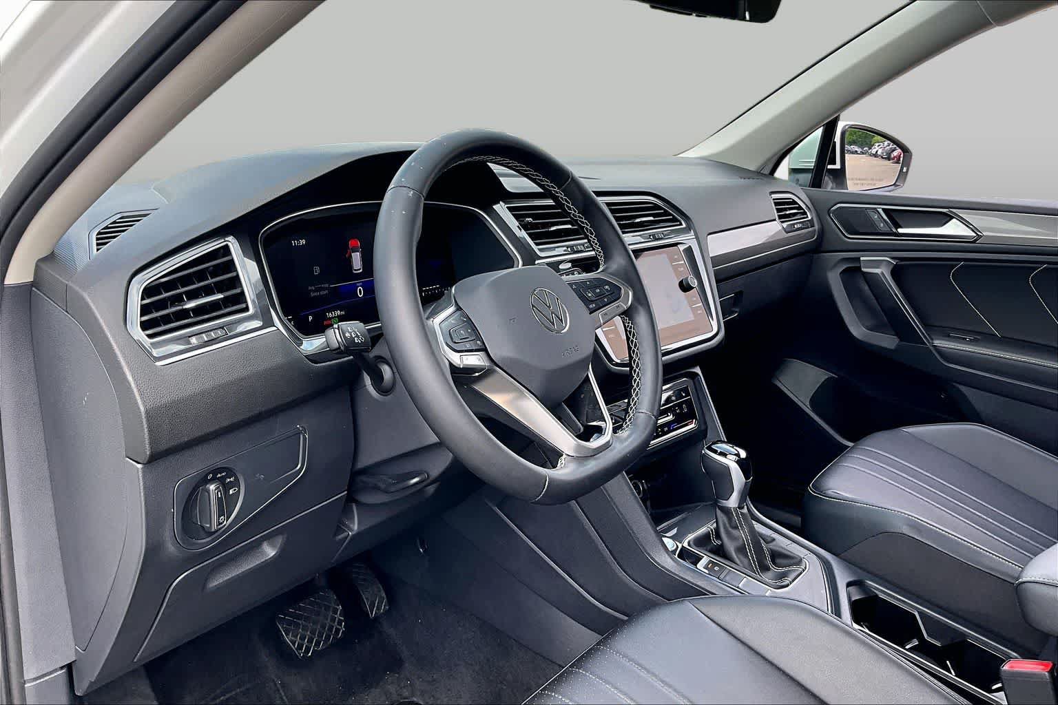 Used 2024 Volkswagen Tiguan SE FWD image 16