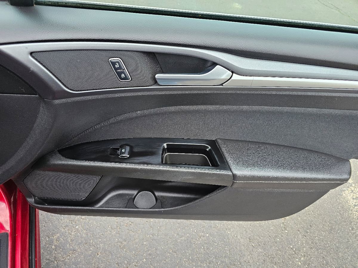 Used 2016 Ford Fusion SE image 15