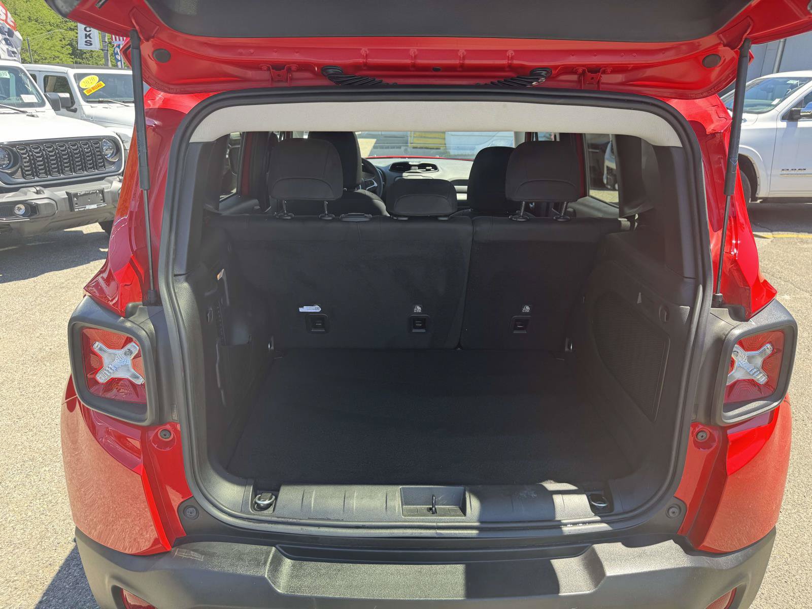 Certified 2023 Jeep Renegade Latitude w/ Sun/Sound Group AWD/4WD image 15
