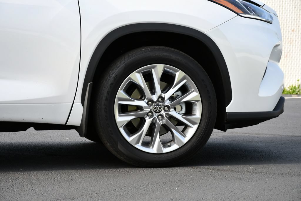 Used 2024 Toyota Highlander Limited FWD image 9