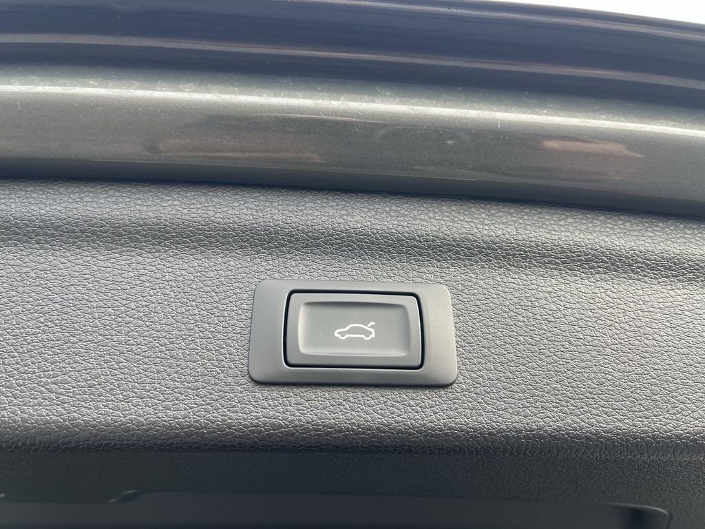 Used 2025 Audi Q3 2.0T Premium image 16