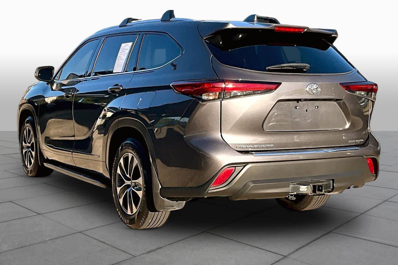 Used 2021 Toyota Highlander XLE AWD/4WD image 12