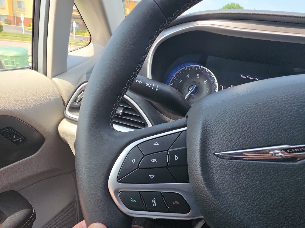 Used 2024 Chrysler Pacifica Touring-L FWD image 32