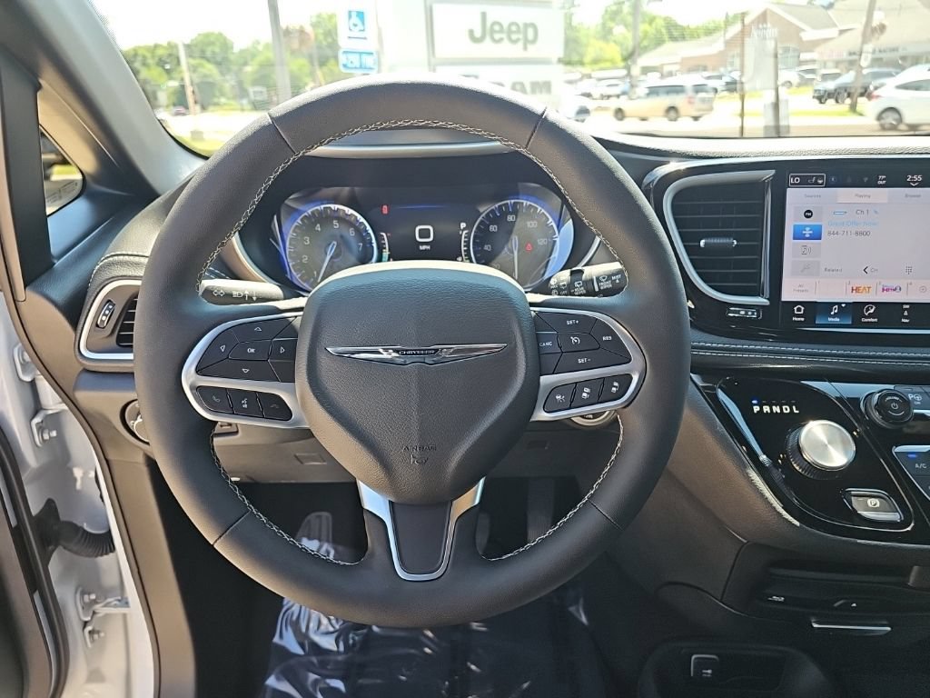 Used 2025 Chrysler Pacifica Select w/ Uconnect Theater Family Group AWD/4WD image 23
