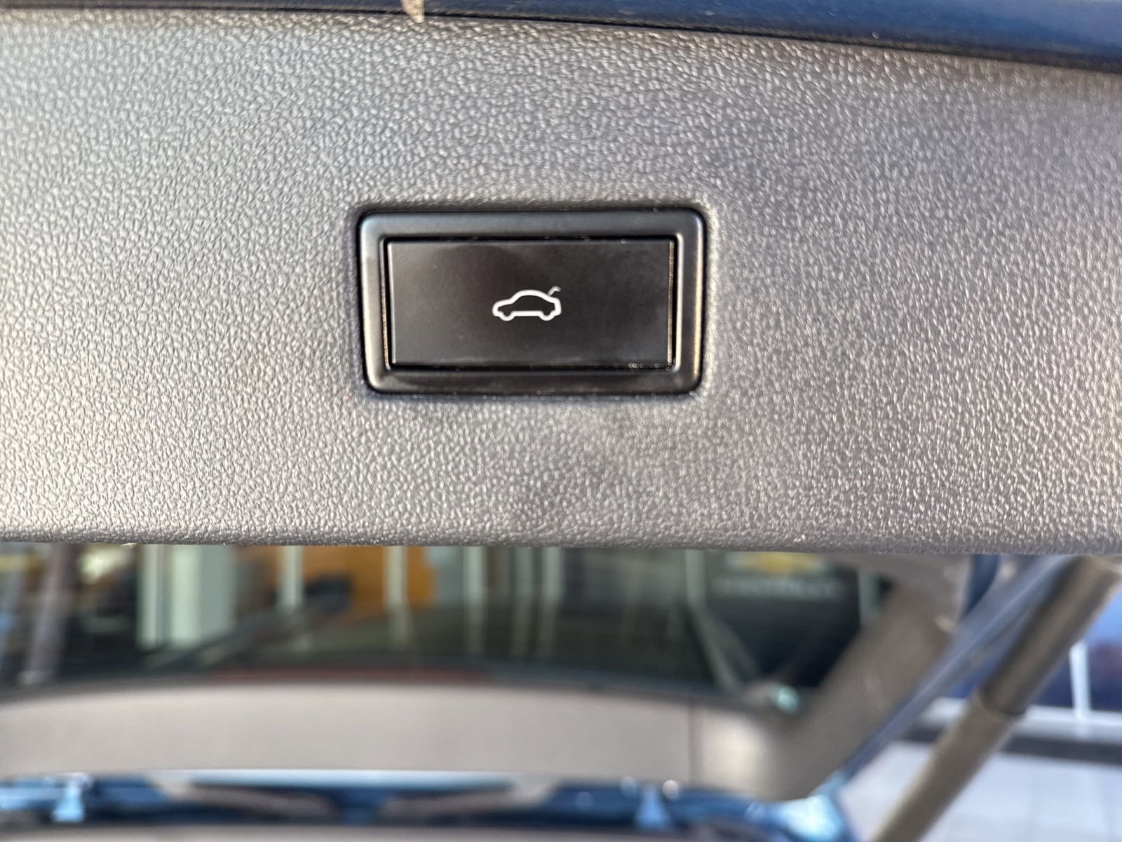 Used 2020 Volkswagen Tiguan SEL w/ 3rd Row Seat Package image 16