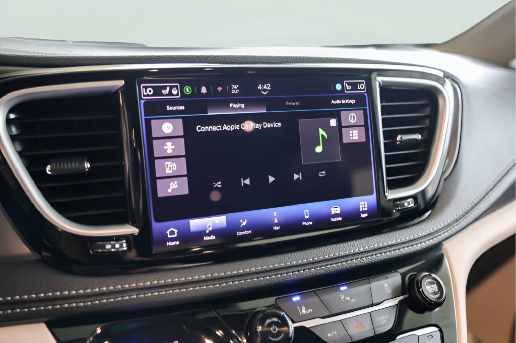 Used 2024 Chrysler Pacifica Limited FWD image 18