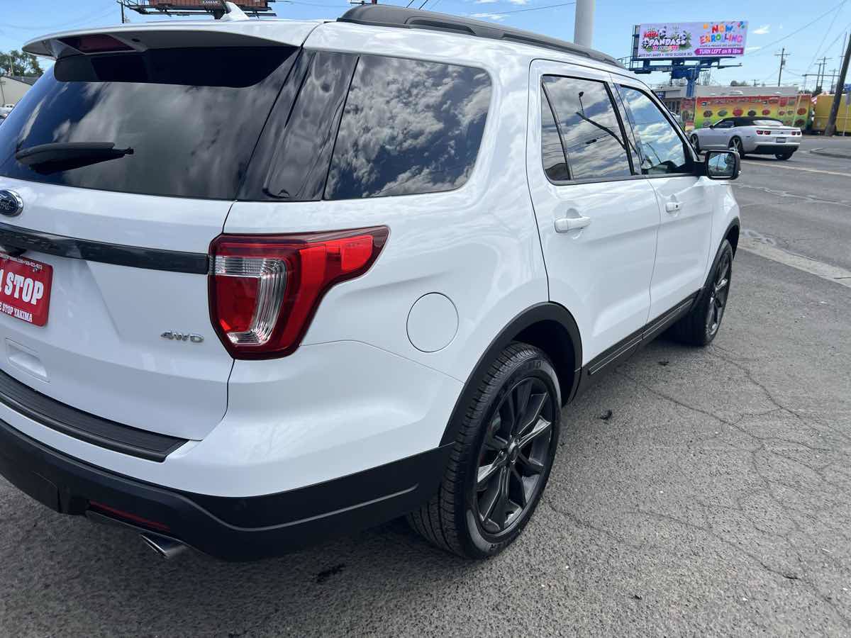 Used 2018 Ford Explorer XLT w/ Equipment Group 202A AWD/4WD image 5