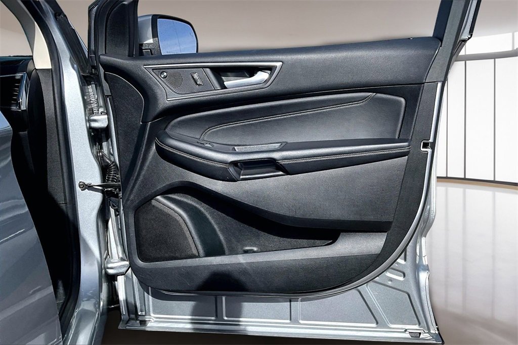 Used 2022 Ford Edge Titanium w/ Equipment Group 301A image 18