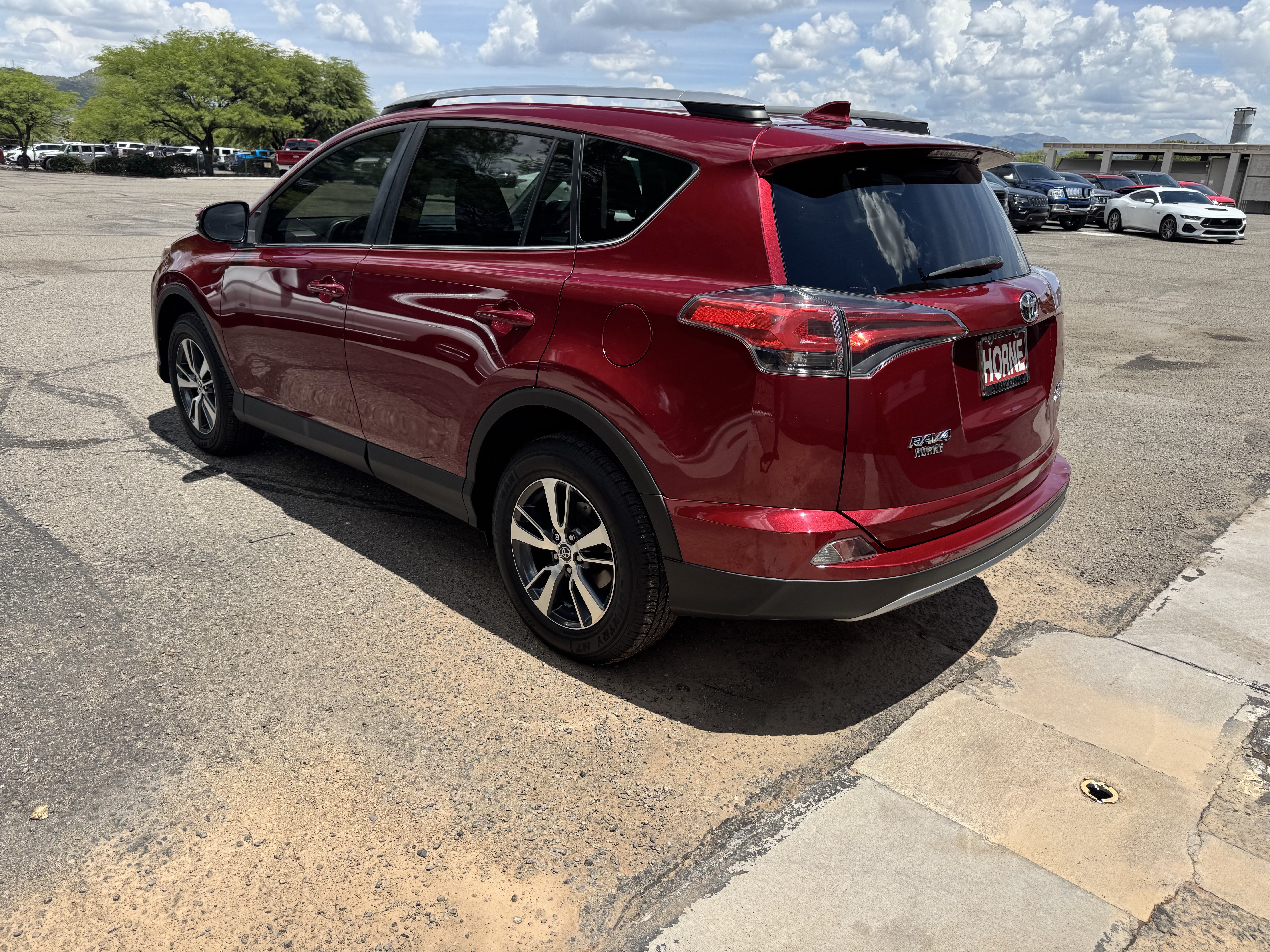 Used 2018 Toyota RAV4 XLE AWD/4WD image 5