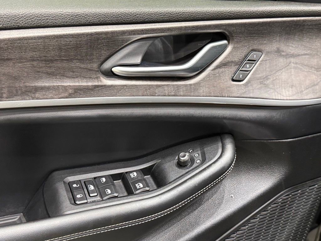 Used 2023 Jeep Grand Cherokee L Limited w/ Luxury Tech Group II image 16