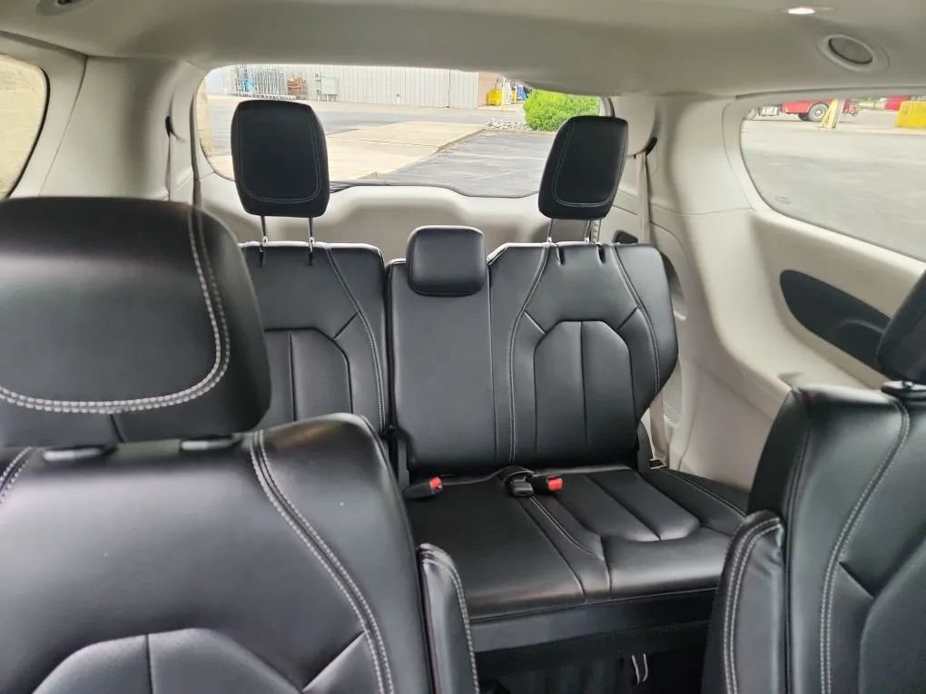 Used 2023 Chrysler Pacifica Touring-L FWD image 10