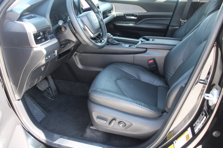 Certified 2025 Toyota Grand Highlander AWD image 12