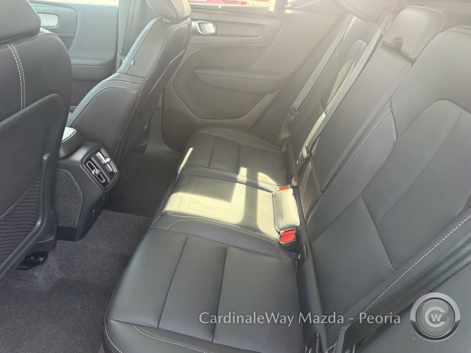 Used 2025 Volvo XC40 B5 Plus image 25