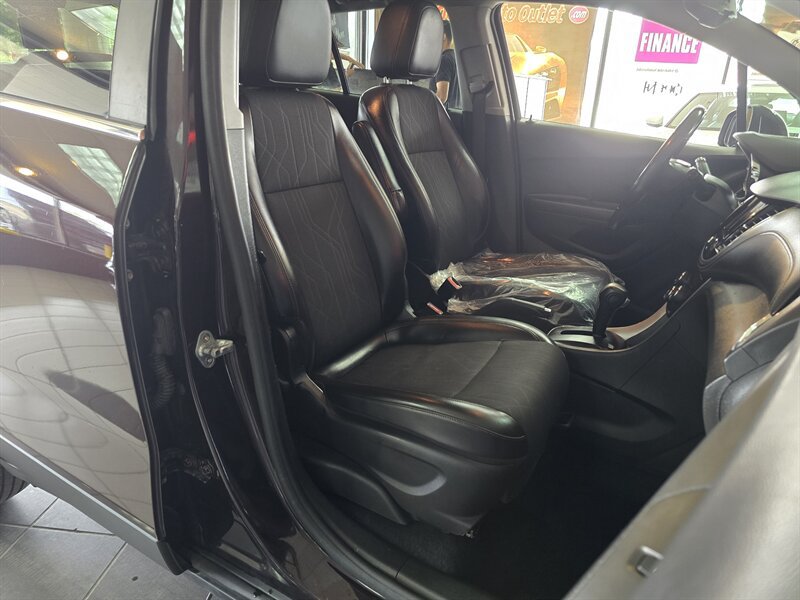 Used 2020 Chevrolet Trax LT w/ LT Convenience Package FWD image 14
