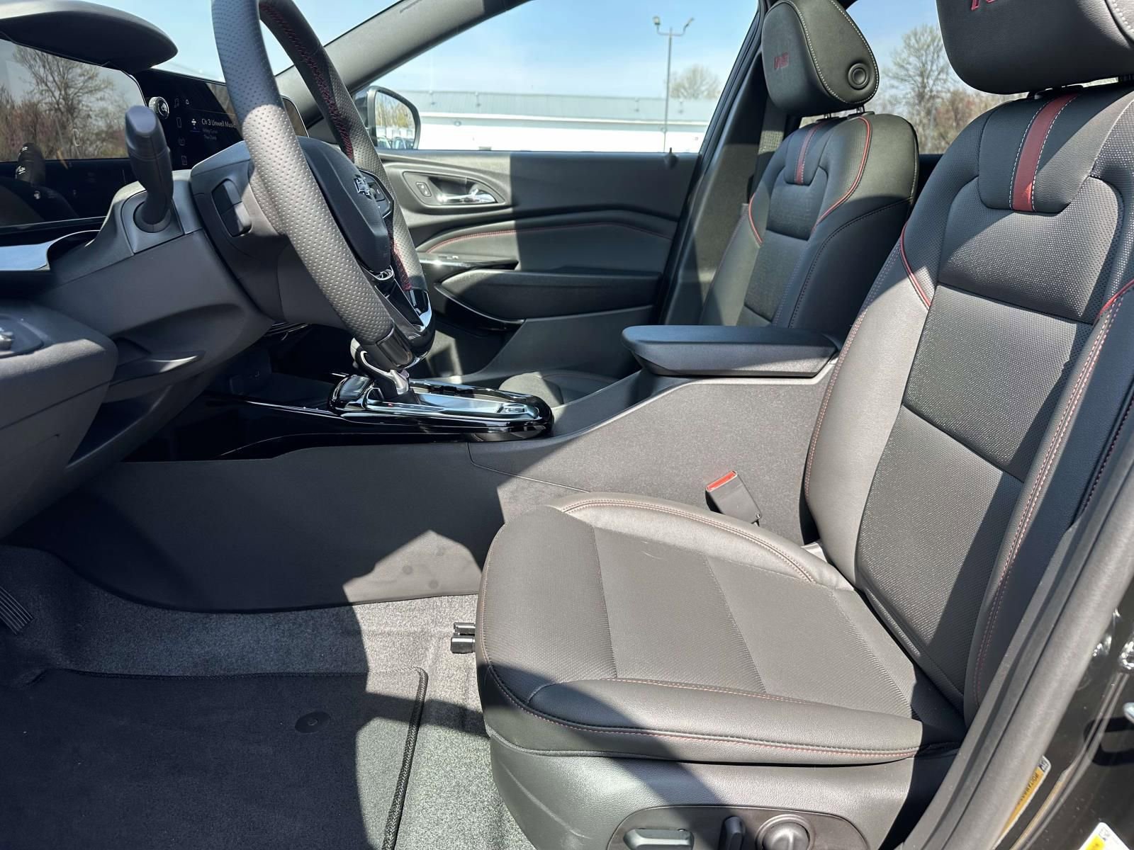 New 2026 Chevrolet Trax RS w/ Sunroof Package FWD image 21