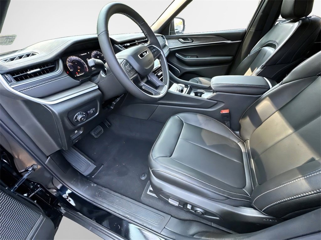 New 2025 Jeep Grand Cherokee Limited w/ Black Appearance Package image 16