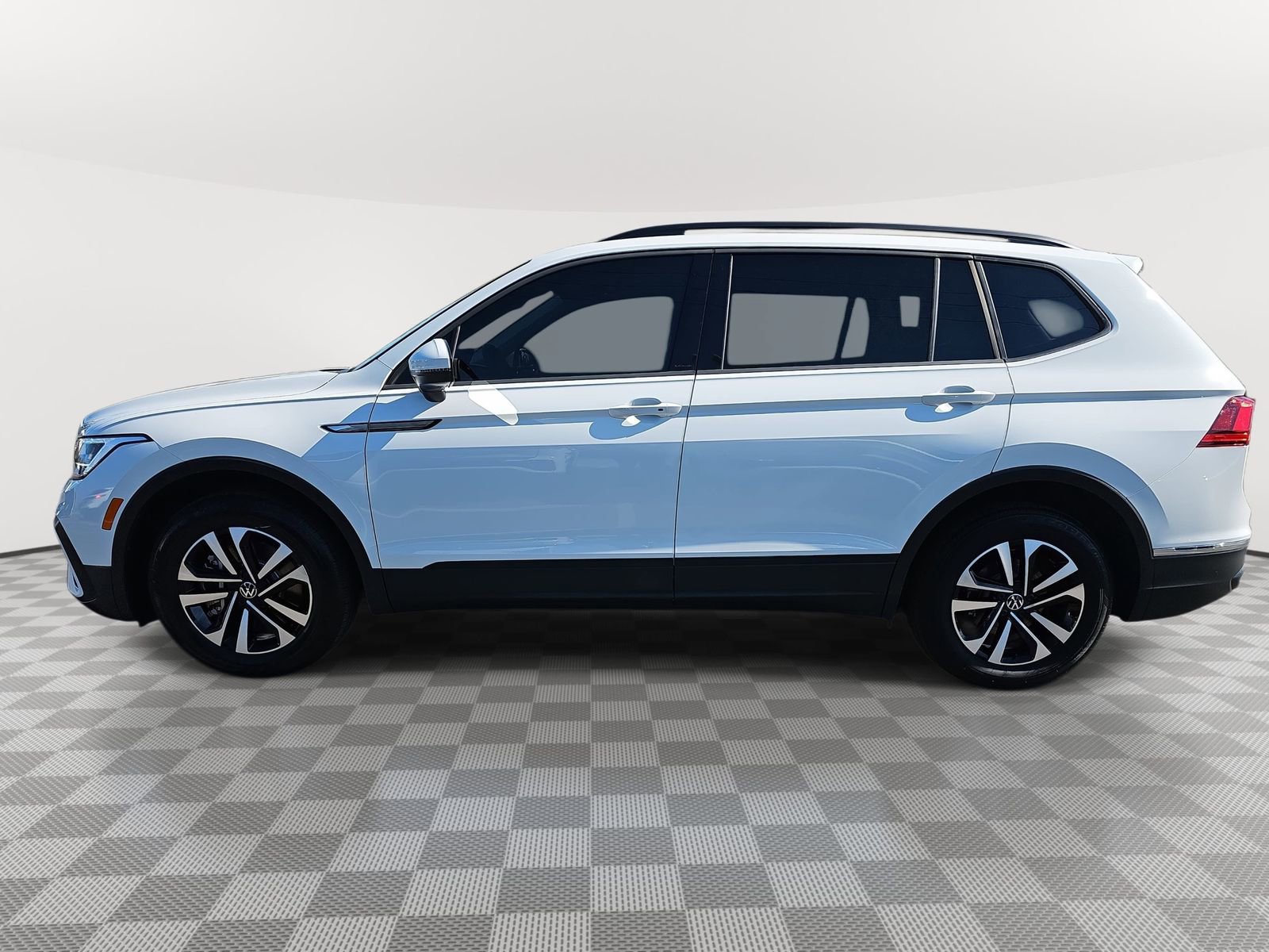 Used 2024 Volkswagen Tiguan S image 8