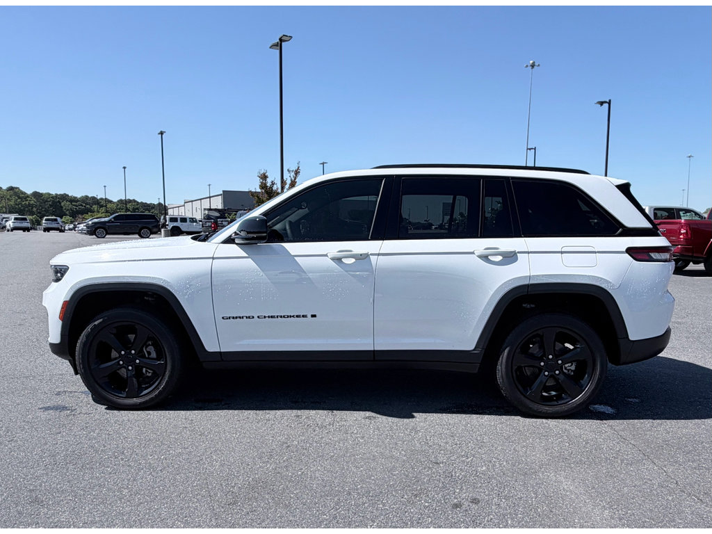 Used 2023 Jeep Grand Cherokee Altitude RWD image 5