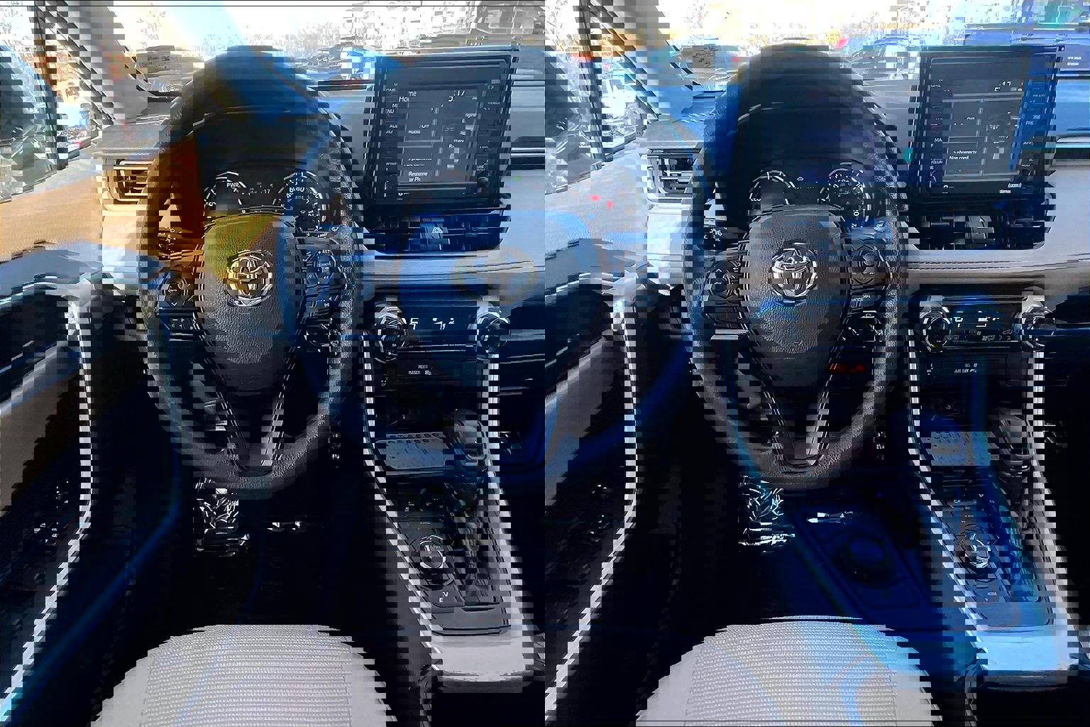 Used 2022 Toyota RAV4 LE image 5