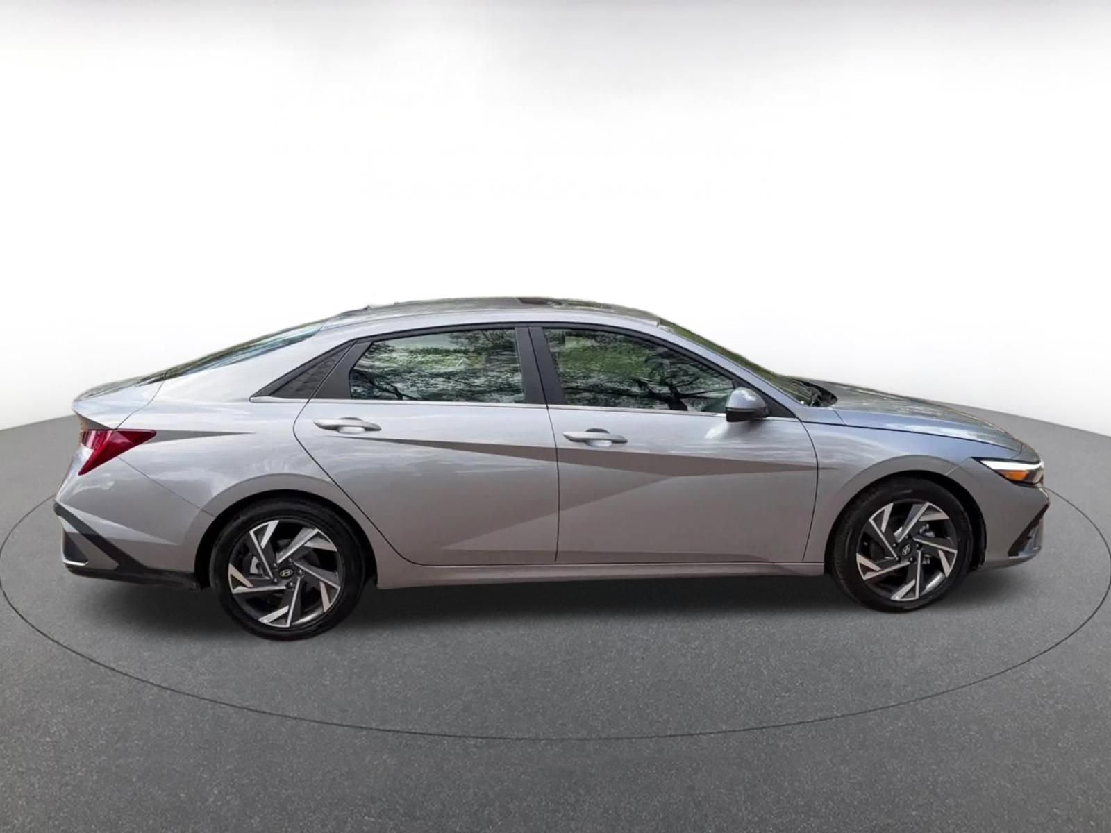 Used 2025 Hyundai Elantra Limited FWD image 16
