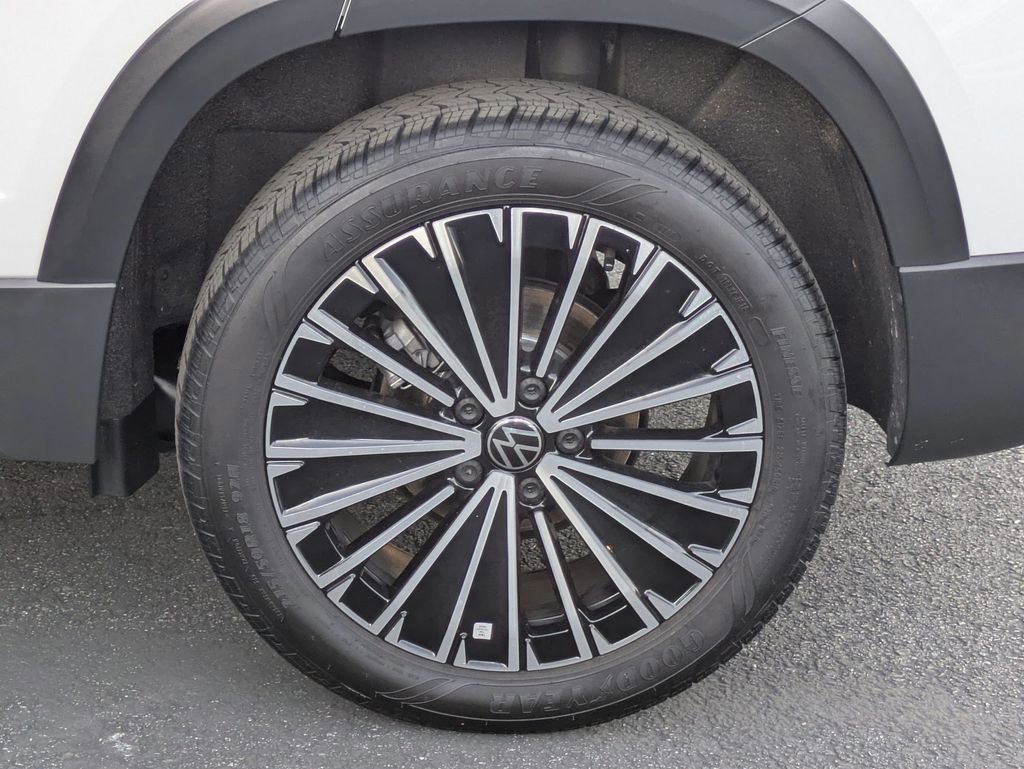 Certified 2025 Volkswagen Taos SE FWD image 23
