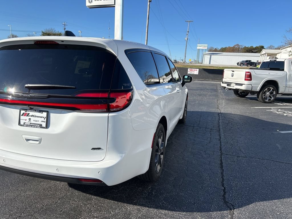 New 2026 Chrysler Pacifica Select AWD/4WD image 10