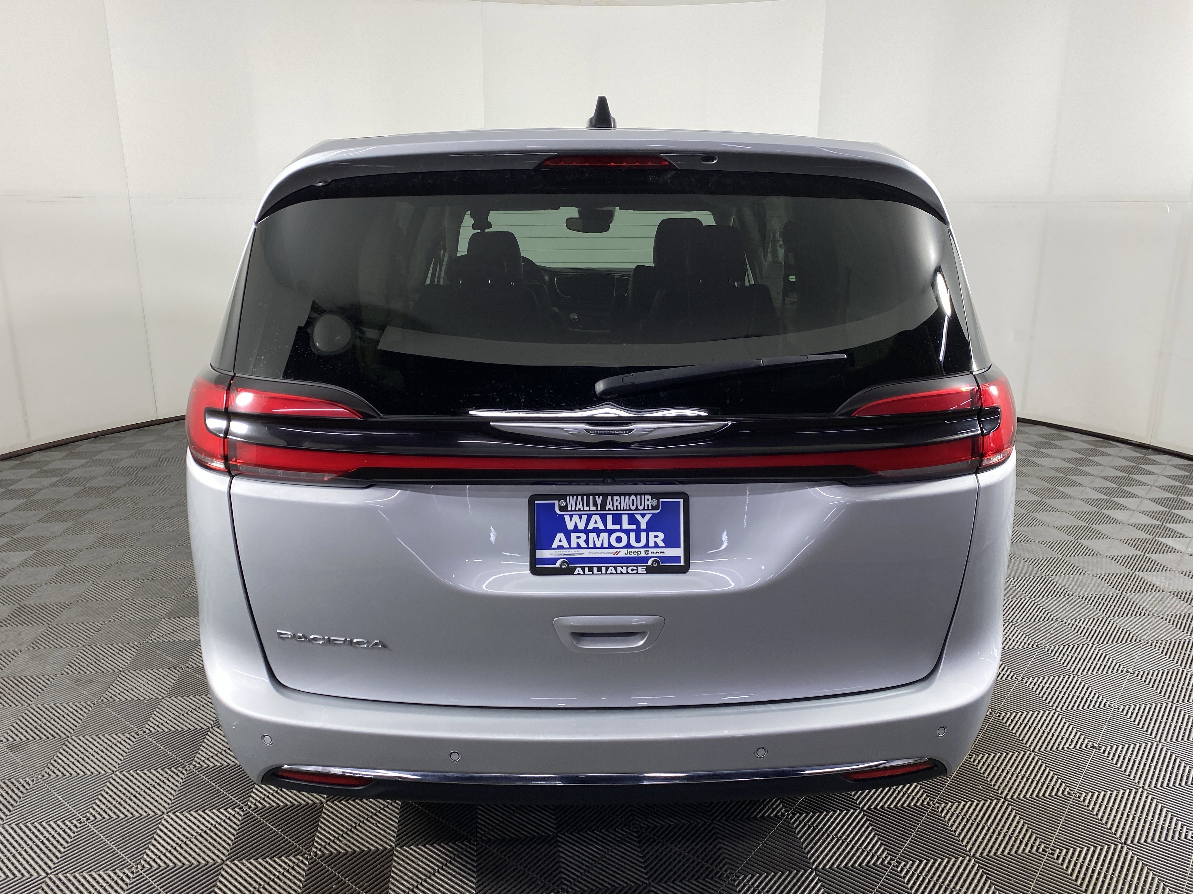 Used 2023 Chrysler Pacifica Touring-L image 8