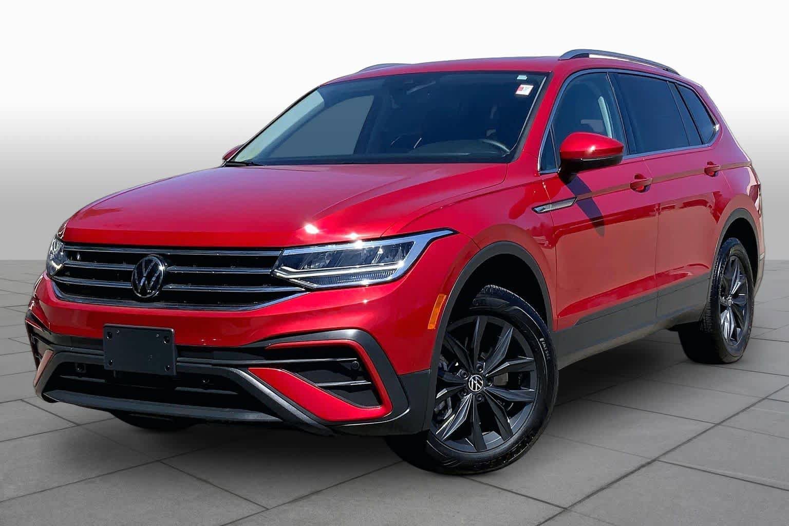 Used 2024 Volkswagen Tiguan SE w/ Panoramic Sunroof Package AWD/4WD image 1