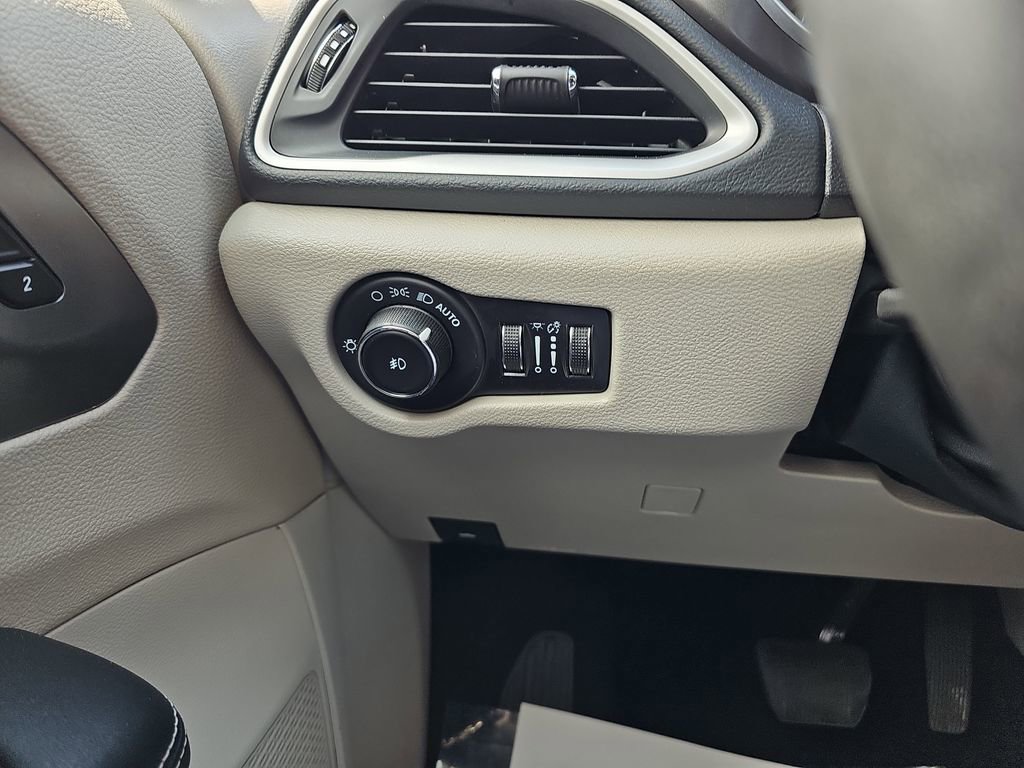 Used 2023 Chrysler Pacifica Touring-L image 30