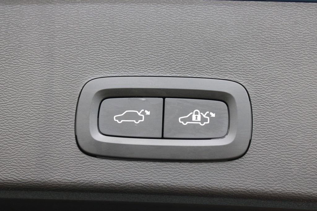 Used 2023 Volvo XC40 B4 Plus w/ Driver Assist Package image 33