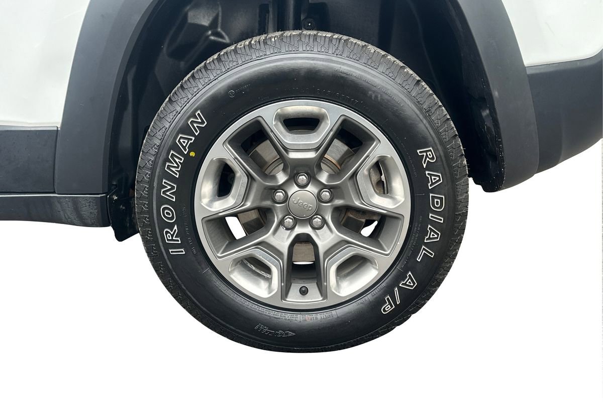 Used 2019 Jeep Cherokee Trailhawk w/ Cold Weather Group image 26