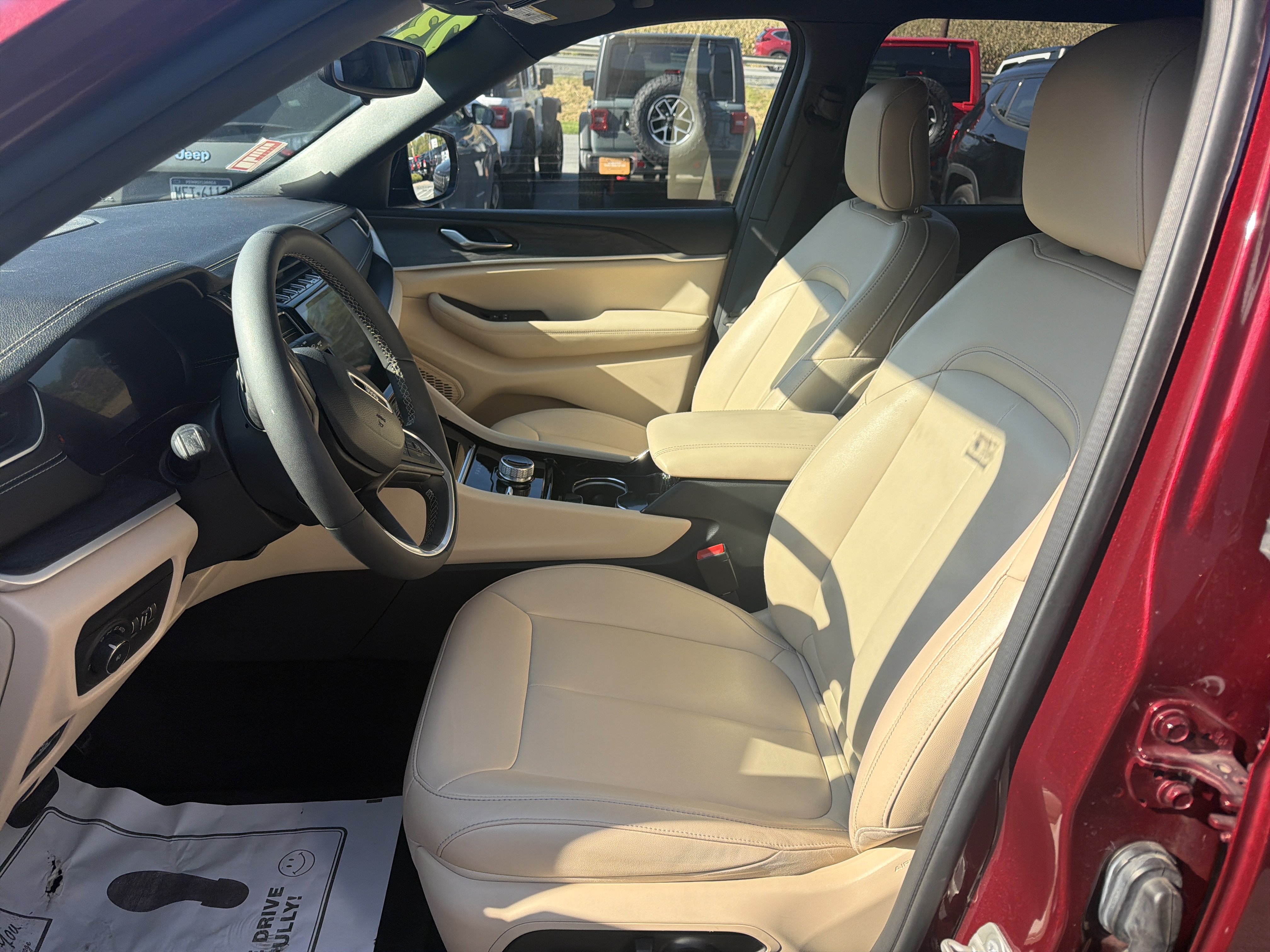 Used 2023 Jeep Grand Cherokee L Limited AWD/4WD image 12