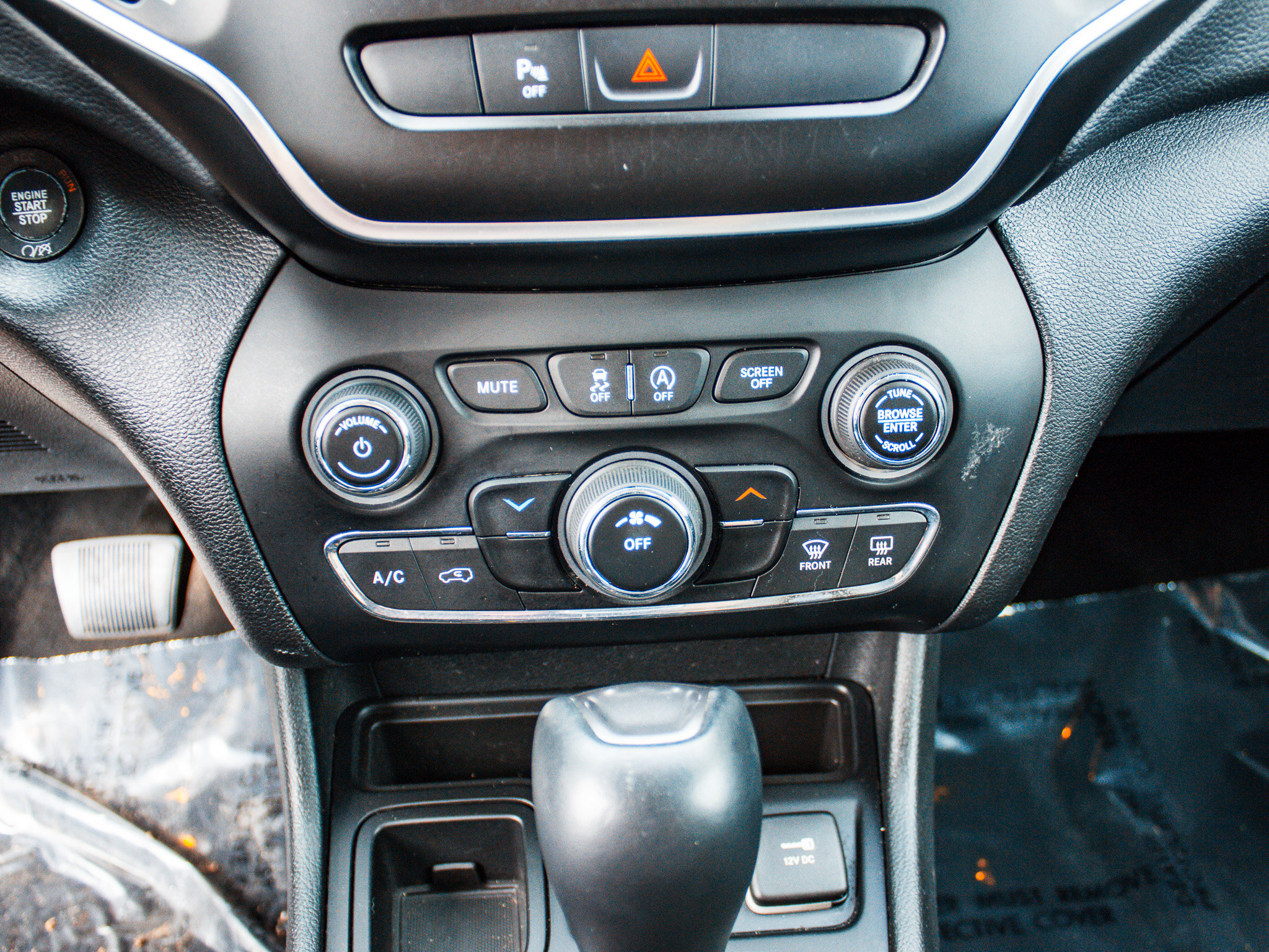 Used 2019 Jeep Cherokee Latitude Plus FWD image 16